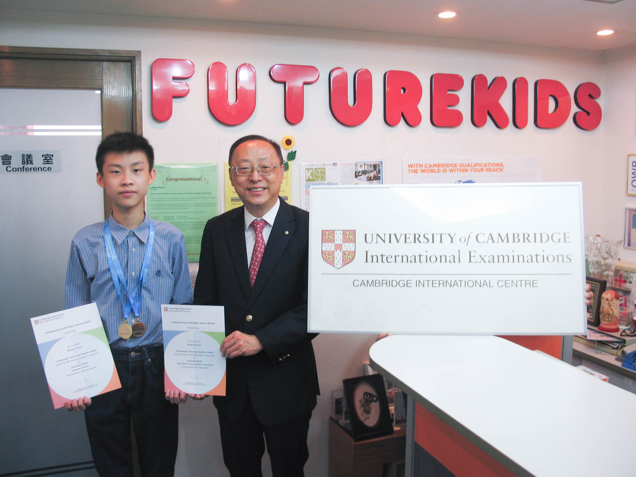Dr. Chin presented the Outstanding Cambridge Learners Awards certificates and medals to Ho Chun
